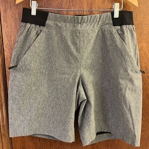 Wind river no fly zone shorts. Size 14. 3 zipper pockets grey